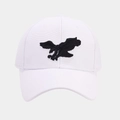 Primer plano del bordado de águila negra en una gorra de béisbol de algodón blanco - Ajustable / Blanco