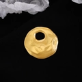 Detalle del broche circular dorado irregular con textura de metal martillado sobre negro - Dorado Pequeño (Z357-2)