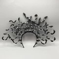 Detailansicht des silber-schwarzen Medusa-Haarreifs mit realistischen Schlangen - Schwarz Silber