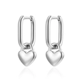 Orecchini a U in acciaio lucido con ciondoli a cuore su sfondo bianco dallo stile elegante - Orecchini a cerchio rettangolari color acciaio con cuoricino (MS-659) / Argento