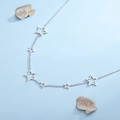 Collier étoile minimaliste en argent avec pendentifs étoiles sur fond bleu clair - Argenté