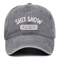 Dettaglio del ricamo 3D bianco su cappello da baseball grigio scuro lavato vintage - Taglia unica / Grigio