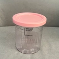 Dettaglio del contenitore Ninja Creami trasparente con coperchio rosa e tacche graduate - Confezione Singola-Rosa
