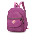 Mini paarse nylon rugzak met ritsvakken en een stijlvolle ronde logopatch met een ster - Lichtpaars