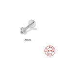 Macro-opname van een 2mm zirkonia oorknopje van 925 sterling zilver met keurmerk - Platina-2MM