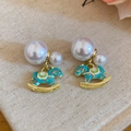 Detalle de los pendientes de caballo balancín dorados con esmalte y perlas blancas - Azul con Blanco (Poste de pendiente de plata)