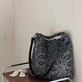 Detailansicht der Paisley-Blumenstickerei auf schwarzer Leinen-Tote mit Lederriemen - Schwarzgraues Paisley-Muster