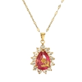 Gouden ketting met rode druppel edelsteen en roos detail op een witte achtergrond - Rozerood