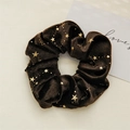 Detalle de coletero scrunchie de terciopelo marrón oscuro con patrones de estrellas - Colección Estrella / Café Oscuro