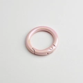 Anillo de resorte rosa iridiscente para llaveros DIY y accesorios de bolsos - Grande (diámetro exterior 25 mm) / Rosa (Chapado de alta calidad)
