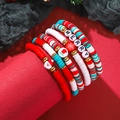Dettaglio di braccialetti natalizi a strati con lettere Merry e ciondoli a tema - Sy0322-1
