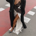 Abito sottoveste in raso bianco con pizzo nero e cappotto lungo in pelle di tendenza - S / Bianco