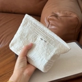 Nahaufnahme der weißen Kosmetiktasche mit Spitze, Stickerei und Simple Wish Etikett - Kleine Größe