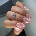 Faux ongles amande French avec motifs floraux roses et bague fleur en argent - JP3387 (Style avec Colle)