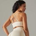 Nahtloser gerippter Sport-BH in Cremeweiß mit überkreuzten Trägern für Yoga - S / Beige