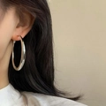 Nahaufnahme eines Models mit großen polierten silbernen Creolen im minimalistischen Stil - 5cm / Silber
