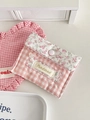 Astuccio trapuntato a quadretti rosa con patta floreale e ciondolo a cuore coordinato - Stile Floreale a Quadretti Rosa / Rosa Floreale