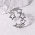 Vista macro de un anillo plateado ajustable con diseño calado de estrellas de acero - Ajustable / Color acero