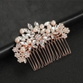 Elegante peineta de novia en oro rosa con cristales y perlas sobre fondo de cuero negro - Oro rosa