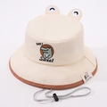 Détail d'un chapeau soleil bébé avec broderie crocodile et mentonnière réglable - 50-52CM / Poche zippée