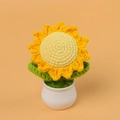 Handgefertigte Häkel-Sonnenblume im weißen Keramiktopf für die Schreibtischdekoration - Sonnenblume kleine Topfpflanze (7 Lagen) / Spitz Orangegelb