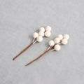 Detailansicht von zwei dekorativen weißen Kunstbeerstielen für DIY-Blumenarrangements - 6 Beeren Zweig / Glänzendes Weiß