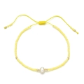 Detalle de pulsera de cuentas amarillas con perla de agua dulce y cordón ajustable - Amarillo Brillante (QQ403A)