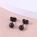 Orecchini a sfera neri lucidi da 5 mm con chiusura a farfalla su sfondo rosa pastello - Nero