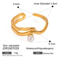 Anello regolabile minimalista in acciaio dorato con elegante perla bianca - Anello aperto a onda dorato con perla