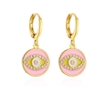 Detailaufnahme goldener Ohrringe mit rosa Emaille-Amulett und funkelnden Zirkonien - Rosa/Gelb