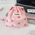 Gros plan du pochon rose en toile avec motifs de cœurs et étiquette Sozakka - Sac de Rangement (Corde Rose Clair)
