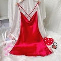 Elegantes rotes Satin-Unterkleid mit überkreuzten Trägern und Wasserfallausschnitt - S / Rot