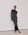 Elegante gebreide maxi-jurk met zwart-witte strepen, lange mouwen en een slanke pasvorm - S / Zwart-witte Strepen