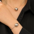 Set collana e bracciale a catena snake in argento indossato da una modella sul collo - Set ciondolo a sfera rotonda argento (0053)