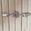 Clip à chandail vintage argenté avec motif floral et attaches en métal sur tissu - Style 37 (Clip de pull vintage en argent)