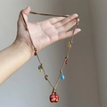 Collana in corda intrecciata con ciondolo a mela rossa e perline colorate in mano - Stile Corda Intrecciata con Pendente Mela Antropomorfa / Corda Marrone Mela Rossa
