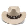 Détail du chapeau de cowboy beige en feutre avec bandeau en cuir et ornement taureau - M (56-59cm) / Chameau
