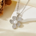 Gros plan d'un pendentif fleur en argent avec cristaux micro-pavés et une perle blanche - Collier Fleur à Cinq Pétales Perle Argenté T018