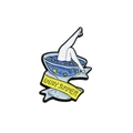 Emaille-Brosche mit Beinen in einem Cocktailglas und Enjoy Summer Banner-Design - Beine in Tasse (CC755)