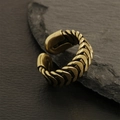 Detalle de cerca del anillo de cadena de pentagrama retro sobre piedra con luz pro - Abierto Ajustable / Diseño Cadena Trenzada-Bronce (RG0121-C)