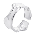 Detalle de la textura de lava irregular en un anillo de metal abierto y ajustable - Plateado