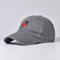 Dettaglio ravvicinato di un berretto da baseball in cotone lavato grigio con fragola - Regolabile / Fragola Grigia