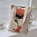 Nahaufnahme des Strickgewebes mit süßer Katze und roter Blume auf der großen Tragetasche - Beige
