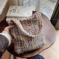 Dettaglio della trama della borsa in tweed colorato con filati multicolori vivaci - Borsa a mano piccola