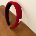 Close-up of red velvet padded headband featuring a faux pearl and golden logo charm detail - Red Flocking Pearl Tag Style (1#)