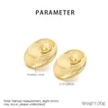 Detalle macro de pendientes de disco en acero dorado 18k con medidas del producto - Dorado (KE116197-KFC)