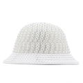 Dettaglio macro di perle bianche cucite a mano e strass scintillanti sul cappello a secchiello - M (56-58cm) / Stile Perle e Strass Bianchi