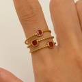 Detailansicht der 18K vergoldeten Edelstahl-Kordelringe mit roten Emaille-Akzenten - 3-Teiliges Set Rotes Quadrat Stil (2700)