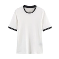 T-shirt bianca in cotone con finiture nere e decorazioni di perle su scollo e maniche - XS / Bianco
