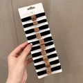 Elastische schwarze Haargummis mit braunen Bären-Anhängern auf 10er-Karte - Bären Dekor Schwarz (10 Stück/Packung)
